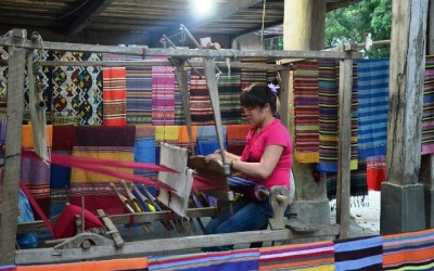 Une femme tisse du tissu à Mai Chau