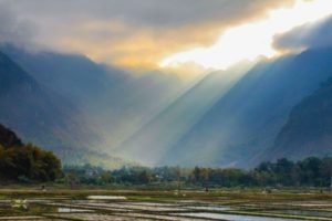 Les rayons du soleil du matin dans la vallée de Mai Chau.